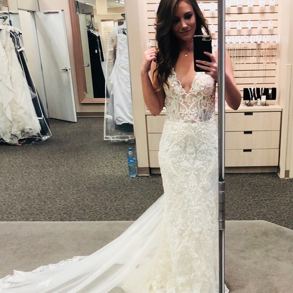 Stunning Backless Lace Wedding Gown - Picture 4 of 8